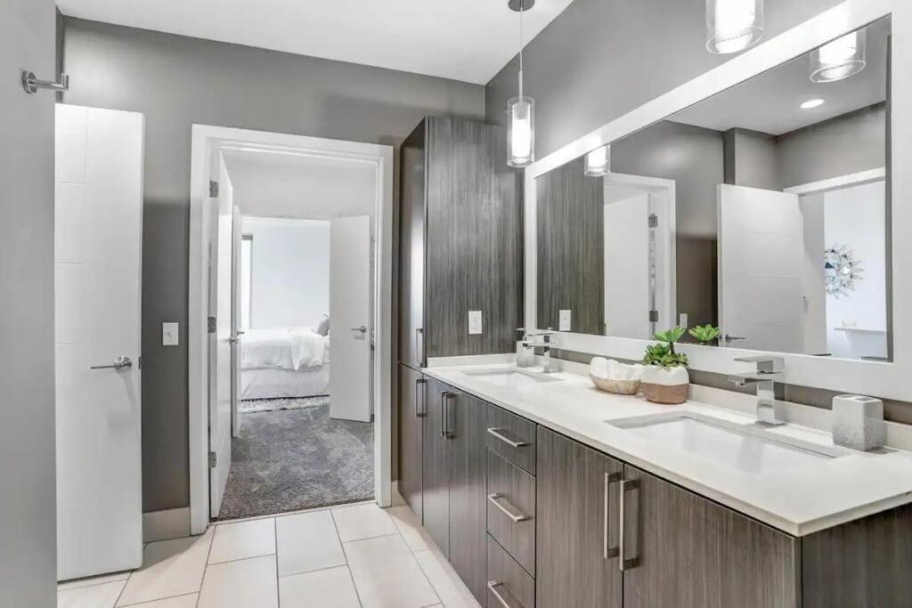 Apartment Urban Chic 1br Downtown Pool & Balcony Views *