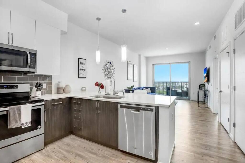 Urban Chic 1br Downtown Pool & Balcony Views *