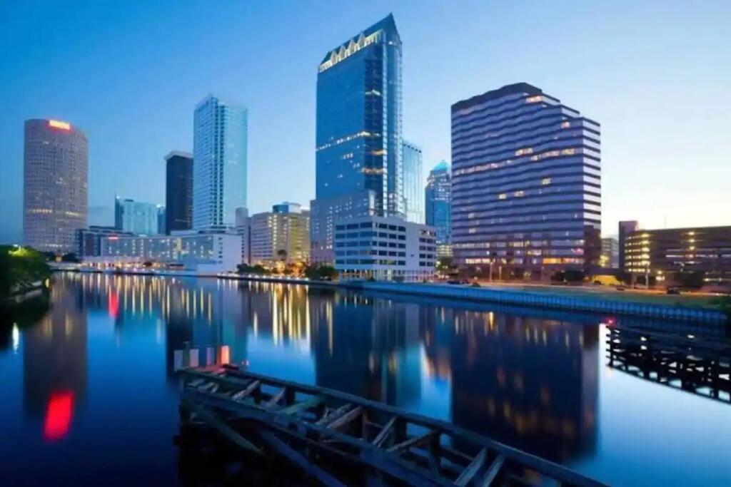 Urban Chic 1br Downtown Pool & Balcony Views Apartment