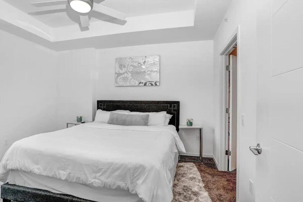 Urban Chic 1br Downtown Pool & Balcony Views * Tampa