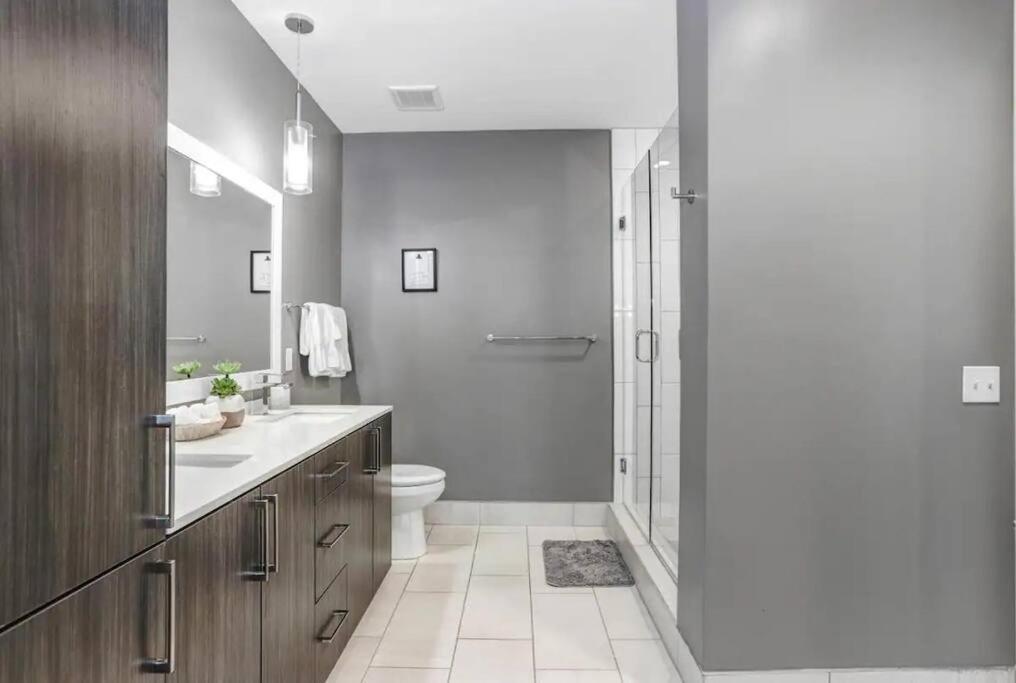 Urban Chic 1br Downtown Pool & Balcony Views Apartment *