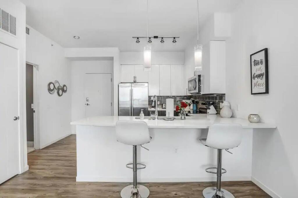 Urban Chic 1br Downtown Pool & Balcony Views Tampa