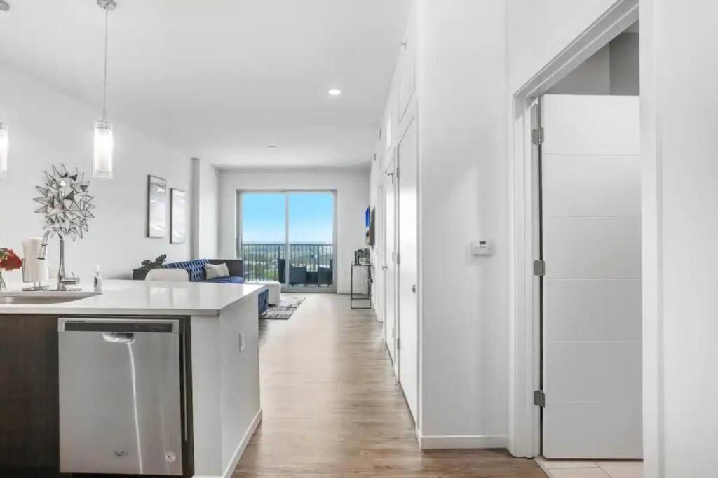 Urban Chic 1br Downtown Pool & Balcony Views Apartment