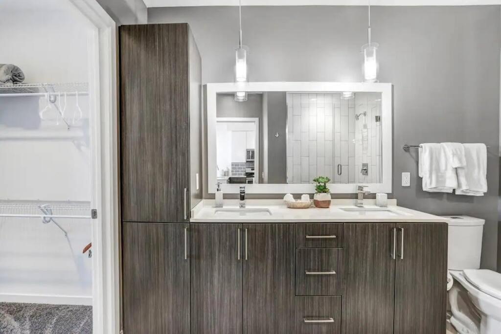 Urban Chic 1br Downtown Pool & Balcony Views Apartment *
