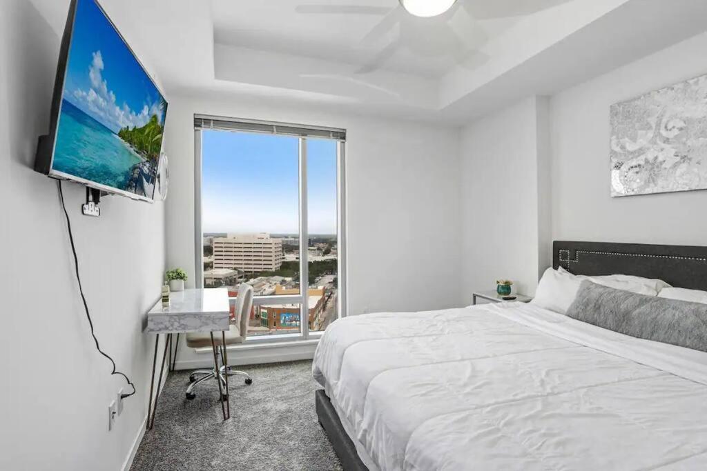 Apartment Urban Chic 1br Downtown Pool & Balcony Views *