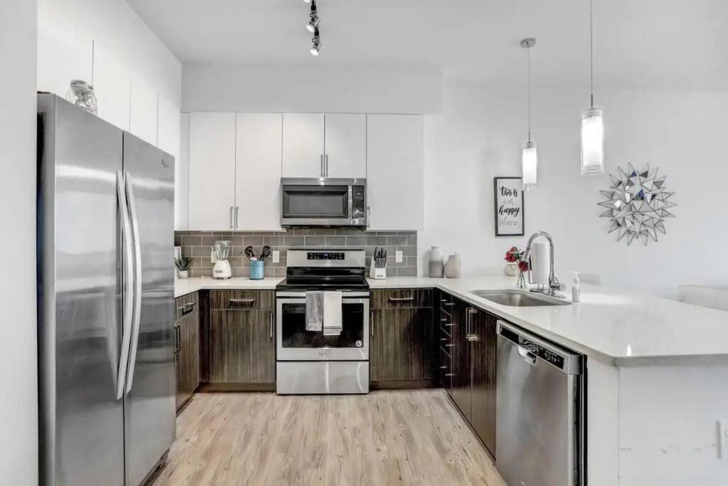 Urban Chic 1br Downtown Pool & Balcony Views Apartment Tampa