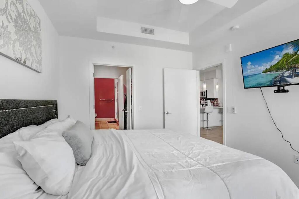 Urban Chic 1br Downtown Pool & Balcony Views Tampa